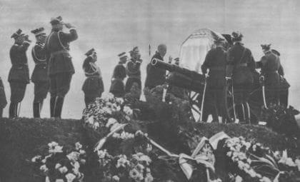 Trumna z ciałem Józefa Piłsudskiego na żałobnej lawecie na warszawskim Polu Mokotowskim