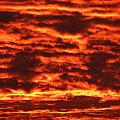 Dzień dobry wszystkim! Dzisiaj słoneczko przywitało mnie lawą w chmurach! Ciekawe jak to dzisiaj będzie na fotosiku? :| #WschódSłońca #chmury #płomień #lawa
