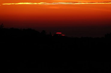 Na dzieńdobry pierwsze wyjrzenie słoneczka zza mojego horyzontu ;-) #WschódSłońca #wschód #słońce #czerwień #czerwowo