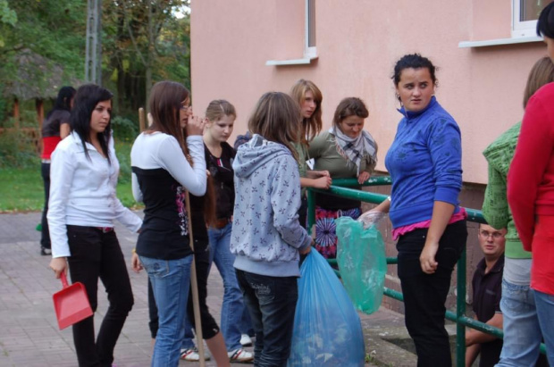 25 września 2009 uczniowie Zespołu Szkół w Sobieszynie uczestniczyli w akcji Sprzątania Świata #Sobieszyn #Brzozowa #SprzątanieŚwiata