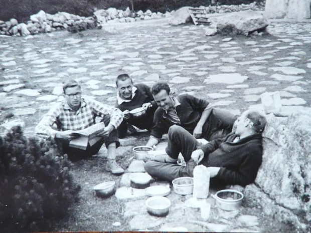 Sierpień 1982 przy Murowańcu na Hali Gąsiennicowej, od lewej ja, Jurek S. , Mietek , Zbyszek S. #góry #ludzie