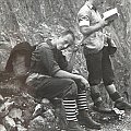 29.07. 1964 Przed wejściem w lewy filar Rumanowego, bliżej Janek, dalej Zbyszek czyta przewodnik. Tatry Słowackie. Dolina Kacza. #góry #ludzie