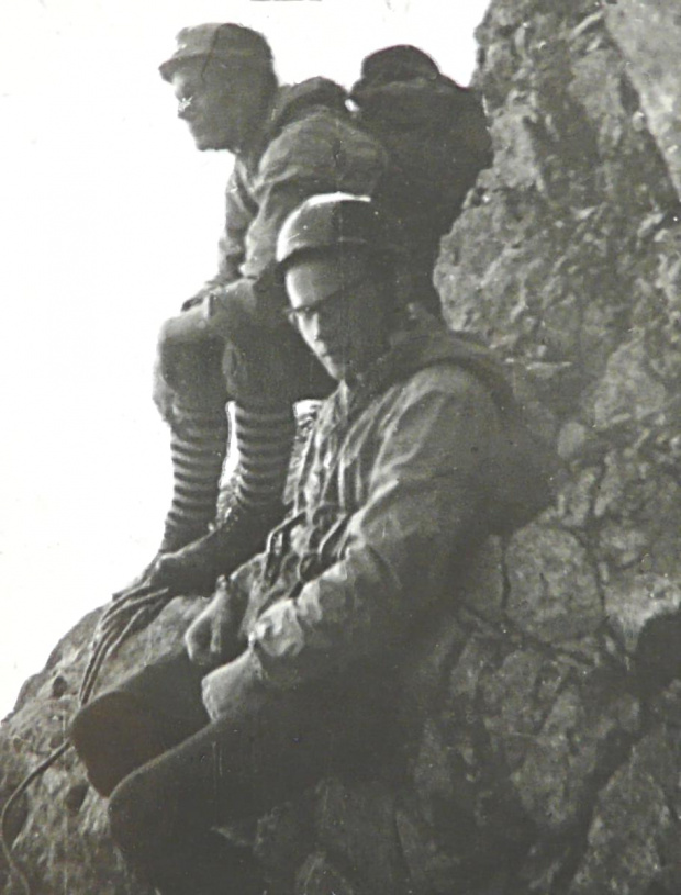 28.07.1964 Galeria Gankowa na drodze klasycznej, bliżej Zbyszek, dale ja. Tatry Słowackie rejon Doliny Kaczej. #góry #ludzie