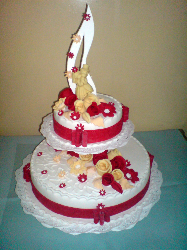Tort weselny z czerwono- brzoskwiniowymi kwiatami #tort #wesele #impreza
