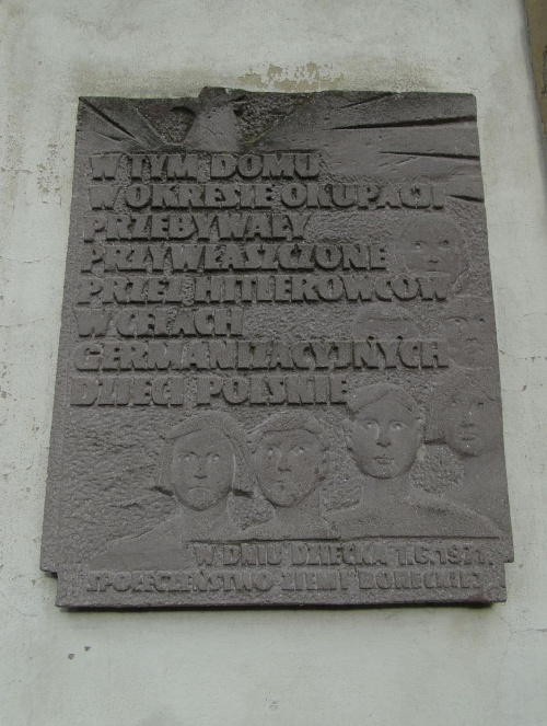 W okresie II wojny światowej pałac w Bruczkowie był miejscem dramatycznych wydarzeń. Hitlerowcy utworzyli najpierw obóz przejściowy dla dominikanów i księży diecezjalnych, braci i innych osób zakonnych., w którym więzili 56 polskich księży i 12 zakonni...