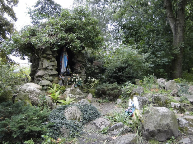 W parku znajduje się również grota z I połowy XX wieku z Matką Boską zbudowana z głazów narzutowych i kamieni.