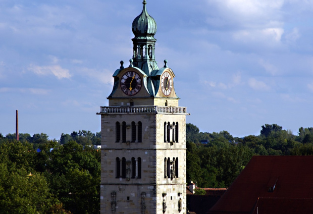 Regensburga - widok na wieżę kościelną