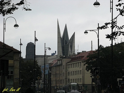 parking przy Szewskiej wystaje nad starymi kamieniczkami placu Teatralnego