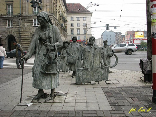 Przejście autorstwa Jerzego Kaliny zostało zainstalowane we Wrocławiu 13.12.2005 roku dla uczczenia rocznicy stanu wojennego. Jest grupa rzeźbiarska przedstawiająca postacie z jednej strony ulicy wchodzące po ziemię, a z drugiej strony wychodzące z pod...