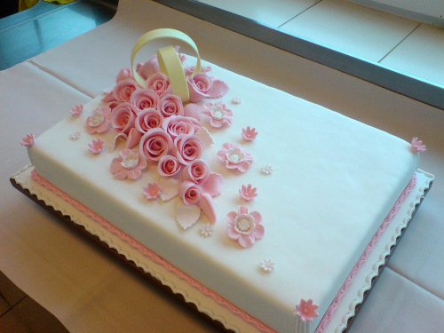 Z ostatniej soboty 8 kg biało -różowy + obrączki #wesele #tort #obrączki #impreza