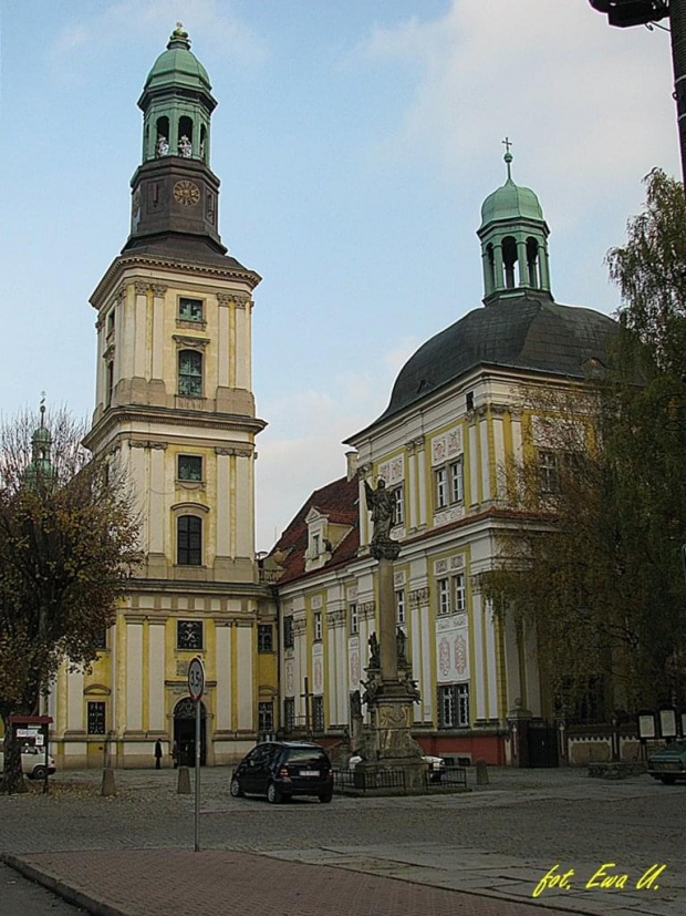 Sanktuarium Św. Jadwigi w Trzebnicy. Musieliśmy czekać troszkę, bo okurat na Ślub zjechali. Panna młoda była w białej sukni, a przecież jak już się ślub w Hallowyn bierze to powinna się na czarno ubrać i na miotełce przylecieć. Dziwny dzień na wesele,...