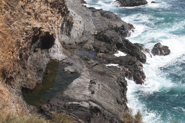 Czarne skaly w poblizy Bournda Island.