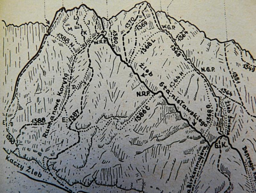 Pn-wsch. ściana Rumanowego Szczytu o wysokości 600, widziana z Doliny Kaczej. Droga lewym filarem widoczna jest na skraju, z lewej i oznaczona nr 1390. #góry