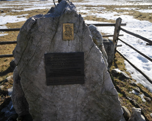 Tablica pamiątkowa na Siwej Polanie w miejscu lądowania helikoptera z JPII
