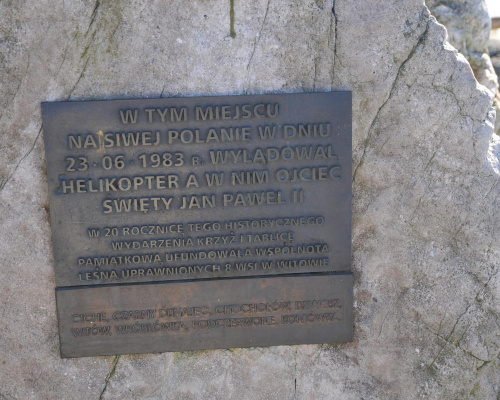 Tablica pamiątkowa na Siwej Polanie w miejscu lądowania helikoptera z JPII