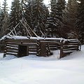 Gorce - niszczejący szałas na polanie Stawieniec #góry #gorce #beskidy #zima