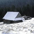 Gorce - niszczejące szałasy na polanie Podskały #góry #gorce #beskidy #zima