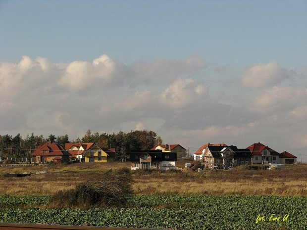 to piękne osiedle i wiele innych w okolicy (wiele domów jest na etapie wykańczania) ma pochłonąć Wielka Dziura, czyli kopalnia odkrywkowa pod Legnicą :( ludzie walczą i ja z całego serca życzę im wygranej