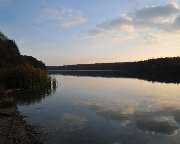 Jezioro o zachodzie słońca