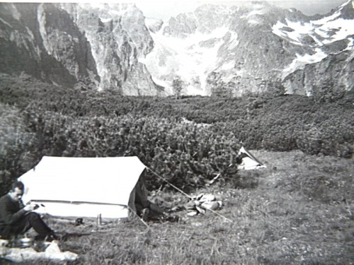 Biwak, na pierwszym planie nasz namiot. W głębi, z lewej Dolina Dzika, z prawej Dolina Jastrzębia. #biwak #góry