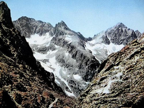 Widok z góry, z lewej Dolina Dzika, z prawej Dolina Jastrzębia. Szczyty, od lewej Baranie Rogi, Czarny Szczyt (prawie w środku), z prawej Kołowy Szczyt. #góry