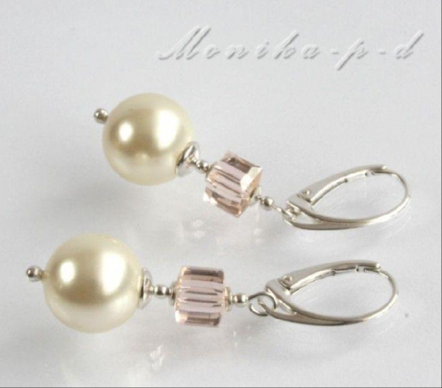 685. SWAROVSKI Pearl Cream i cube light peach - kolczyki 3cm
perły 12mm, kostki 6mm
całe wykończenie w srebrze