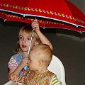 Z bratem Maurycym. Parasolka urodzinowa od babci i dziadka. #dzieci