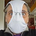 Maska A/H1N1
Ponieważ zapasy masek ochronnych w aptekach uległy wyczerpaniu, (wyjechały na Ukrainę)
podaje szybki sposób na wykonanie maski, którą każdy powinien umieć wykonać we
własnym zakresie (działa również u osób noszących okulary).
Proszę przeka...
