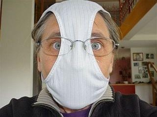 Maska A/H1N1
Ponieważ zapasy masek ochronnych w aptekach uległy wyczerpaniu, (wyjechały na Ukrainę)
podaje szybki sposób na wykonanie maski, którą każdy powinien umieć wykonać we
własnym zakresie (działa również u osób noszących okulary).
Proszę przeka...