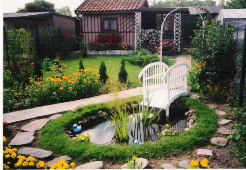 ...rok po założeniu ogródka... zdjęcie z 1995r. - skanowane
