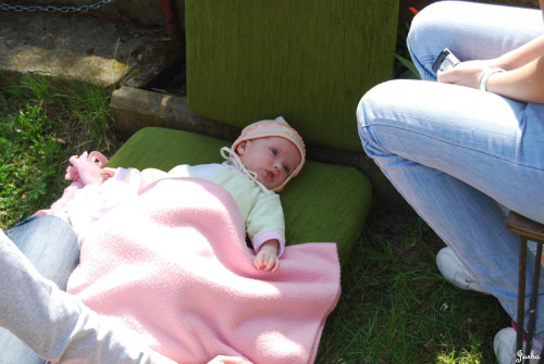 Szczecin 2009-04-13 Pierwsze Święta Wielkanocne. Odpoczynek w ogrodzie. #Ludzie #Rodzina #Dzieci #Wnuczka