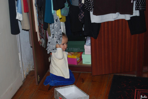 Poznań 2009-10-24 Przydałoby się zrobić jakiś mały "porządek" w tej szafie. #Ludzie #Rodzina #Dzieci #Wnuczka