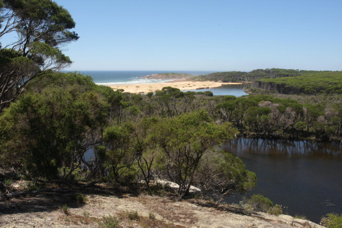 Slodkowodne jezioro Bondi w Bournda National Park.