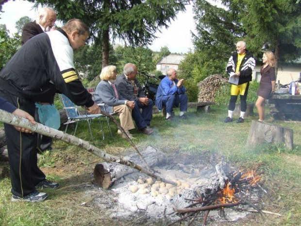 Rajd rowerowy Koła PTTK z metą i piknikiem w Gackach. #RajdPTTK #piknik