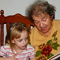 Babcia Ania czyta książeczkę. #dzieci #rodzina