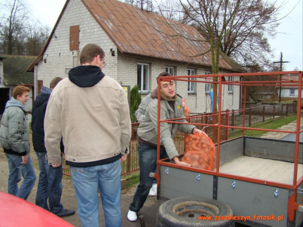 W sobotę 5 grudnia 2009 r. młodzież i nauczyciele ZS w Sobieszynie przeprowadzili na terenie Gminy Ułęż zbiórkę ziemiopłodów na potrzeby Akcji Pomóż Dzieciom Przetrwać Zimę #Sobieszyn #Brzozowa #PomóżDzieciomPrzetrwaćZimę