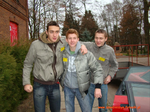 W sobotę 5 grudnia 2009 r. młodzież i nauczyciele ZS w Sobieszynie przeprowadzili na terenie Gminy Ułęż zbiórkę ziemiopłodów na potrzeby Akcji Pomóż Dzieciom Przetrwać Zimę #Sobieszyn #Brzozowa #PomóżDzieciomPrzetrwaćZimę