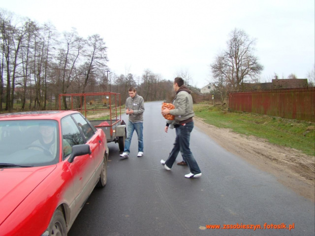 W sobotę 5 grudnia 2009 r. młodzież i nauczyciele ZS w Sobieszynie przeprowadzili na terenie Gminy Ułęż zbiórkę ziemiopłodów na potrzeby Akcji Pomóż Dzieciom Przetrwać Zimę #Sobieszyn #Brzozowa #PomóżDzieciomPrzetrwaćZimę