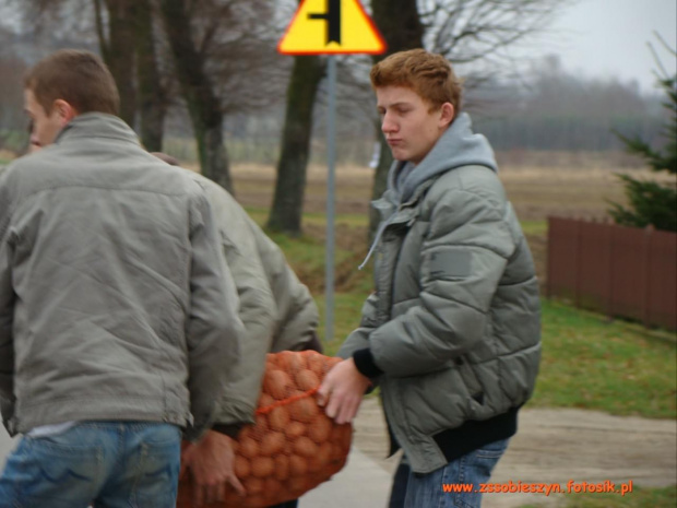 W sobotę 5 grudnia 2009 r. młodzież i nauczyciele ZS w Sobieszynie przeprowadzili na terenie Gminy Ułęż zbiórkę ziemiopłodów na potrzeby Akcji Pomóż Dzieciom Przetrwać Zimę #Sobieszyn #Brzozowa #PomóżDzieciomPrzetrwaćZimę