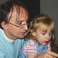 Konstancja z ojcem chrzestnym Heniem przy komputerze, którego dostała od niego na urodziny. #dzieci #ludzie