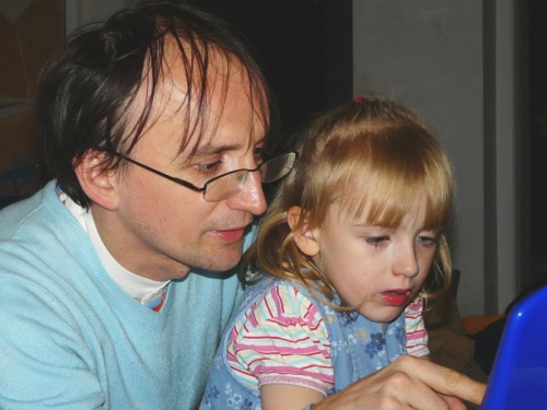 Konstancja z ojcem chrzestnym Heniem przy komputerze, którego dostała od niego na urodziny. #dzieci #ludzie