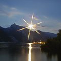 Gwiazdka od Mikołaja dla moich znajomych:) zwłaszcza dla tych co jej wyglądają. A tak naprawdę to księżyc i Jowisz nad jeziorem Traun see w Austrii