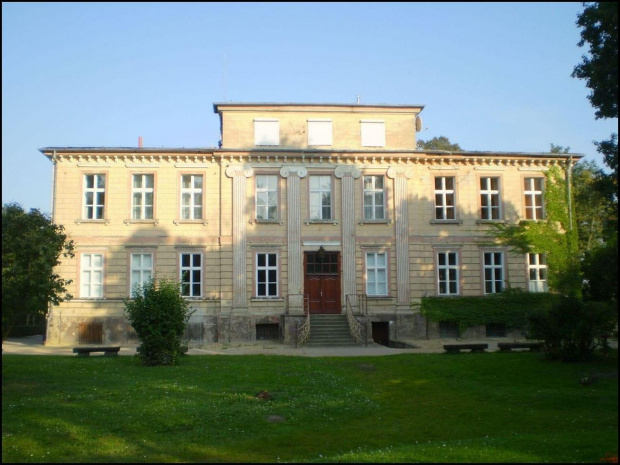 Pałac w Karolewie - wybudowany w XIX wieku dla Karola Graeve ; odbudowany po pożarze w latach siedemdziesiątych ubiegłego stulecia . Pałac jest obecnie siedzibą Gospodarstwa Rolnego " Karolew " .