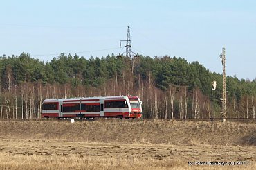 15.03.2011 Stobno. SA132-004 jako Regio Piła Głowna - Krzyż mija unieważniony i zniszczony semafor wjazdowy do dawnej stacji Stobno. #kolej #Piła #zima