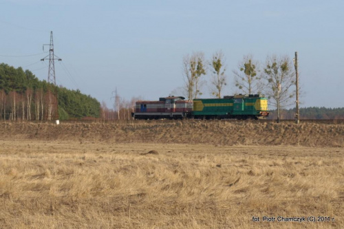15.03.2011 Stobno. SM42-523 i zdefektowana SP32-203 jada w kierunku Piły. #kolej #Piła #zima