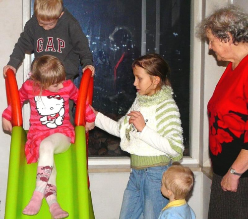 Babcia Ania i dzieci przy zjeżdżalni. #dzieci