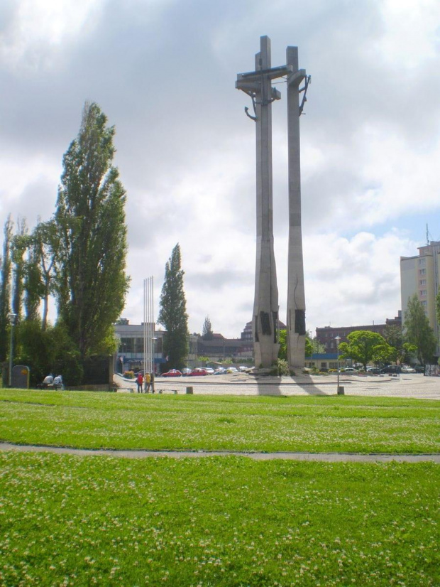 Pomnik Poległych Stoczniowców 1970 - monument w postaci trzech krzyży z kotwicami odsłonięty 16 grudnia 1980 roku w X rocznicę wydarzeń grudnia 70 w Gdańsku na pl. Solidarności .