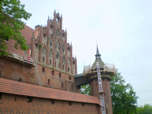 Zamek Malbork - Infirmeria i baszta " Kurza Stopa " na Zamku Średnim .