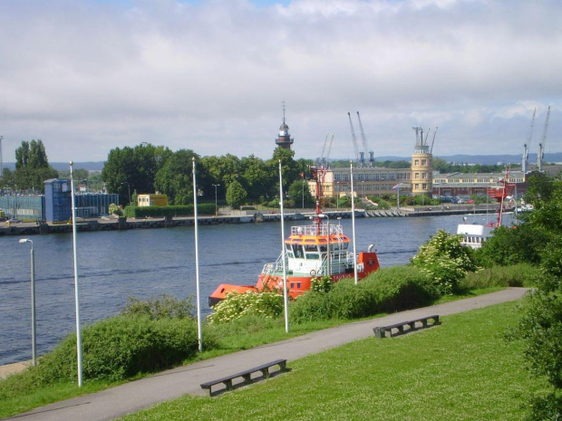 Port Gdańsk widziany z gdańskiego Westerplatte .