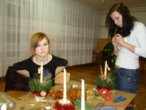 Młodzież pod opieką Marii Sokołowskiej przygotowuje świateczne stroiki #Sobieszyn #Brzozowa
